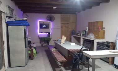 EN  VENTA CASA CON PILETA , EN PEREZ