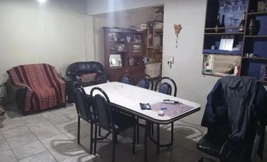 EN  VENTA CASA CON PILETA , EN PEREZ
