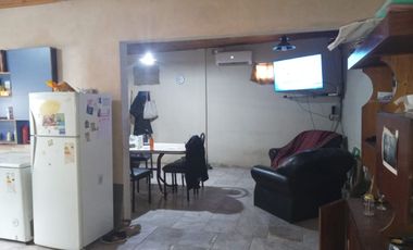 EN  VENTA CASA CON PILETA , EN PEREZ