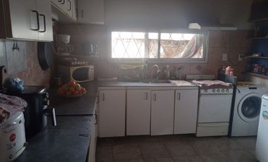 EN  VENTA CASA CON PILETA , EN PEREZ