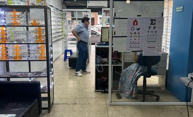 VENTA DE EDIFICIO COMERCIAL Y RESIDENCIAL, LUQUE ENTRE SEIS DE MARZO Y RUMICHACA, JUNTO A PARQUE CENTENARIO