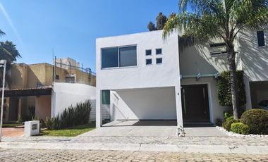 Casa en venta en la recta a Cholula, Fraccionamiento Quetzalcoatl