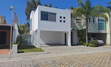 Casa en venta en la recta a Cholula, Fraccionamiento Quetzalcoatl