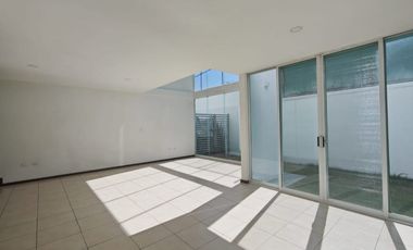Casa en venta en la recta a Cholula, Fraccionamiento Quetzalcoatl