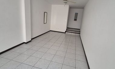 Departamento en Alquiler en Lomas de Urdesa, 2 Habitaciones, 2 Baños, Patio, Norte de Guayaquil.