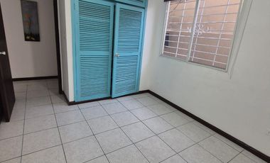 Departamento en Alquiler en Lomas de Urdesa, 2 Habitaciones, 2 Baños, Patio, Norte de Guayaquil.