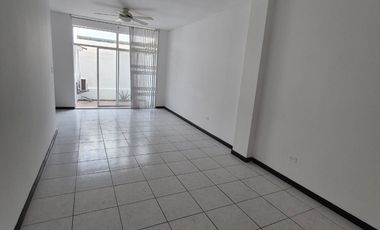 Departamento en Alquiler en Lomas de Urdesa, 2 Habitaciones, 2 Baños, Patio, Norte de Guayaquil.
