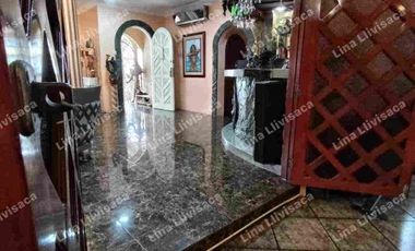 Vendo casa esquinera de una planta y media de 4 dormitorios en la Alborada XI etapa