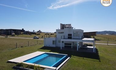 CASA TRES DORMITORIOS EN COUNTRY PUERTO DEL AGUILA-AMOBLADA-POTRERO DE GARAY-CORDOBA