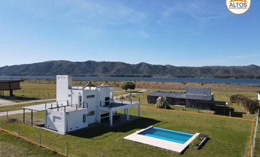 CASA TRES DORMITORIOS EN COUNTRY PUERTO DEL AGUILA-AMOBLADA-POTRERO DE GARAY-CORDOBA