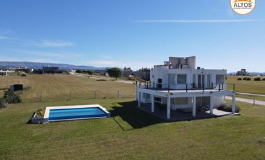 CASA TRES DORMITORIOS EN COUNTRY PUERTO DEL AGUILA-AMOBLADA-POTRERO DE GARAY-CORDOBA