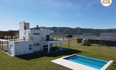 CASA TRES DORMITORIOS EN COUNTRY PUERTO DEL AGUILA-AMOBLADA-POTRERO DE GARAY-CORDOBA