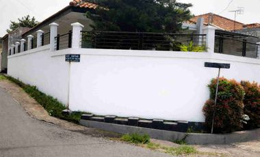 Di sewakan dkt SMA 5 bisa parkir 2 mobil 10 menit ke RS Muwardi -UNS