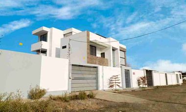 VENDO CASA DE LUJO CON HABITACIÓN EN PLANTA BAJA Y PISCINA