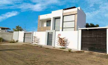 VENDO CASA DE LUJO CON HABITACIÓN EN PLANTA BAJA Y PISCINA