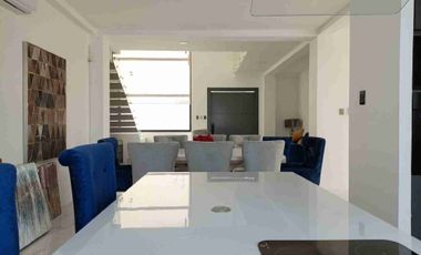 VENDO CASA DE LUJO CON HABITACIÓN EN PLANTA BAJA Y PISCINA