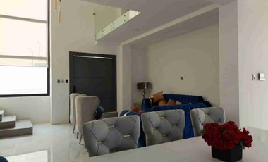 VENDO CASA DE LUJO CON HABITACIÓN EN PLANTA BAJA Y PISCINA