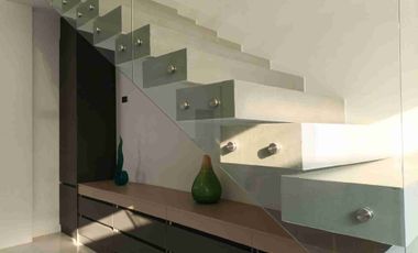 VENDO CASA DE LUJO CON HABITACIÓN EN PLANTA BAJA Y PISCINA