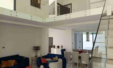 VENDO CASA DE LUJO CON HABITACIÓN EN PLANTA BAJA Y PISCINA