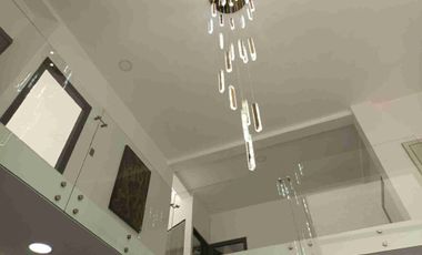 VENDO CASA DE LUJO CON HABITACIÓN EN PLANTA BAJA Y PISCINA