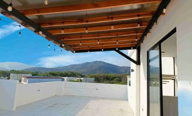 VENDO CASA DE LUJO CON HABITACIÓN EN PLANTA BAJA Y PISCINA