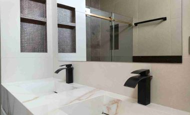 VENDO CASA DE LUJO CON HABITACIÓN EN PLANTA BAJA Y PISCINA