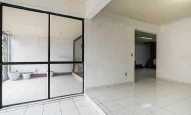 Local COMERCIAL en Guadalupe con Infraestructura para Cámara Fría (1 Cuarto Aislado). Ideal Florería/Farmacia. Uso de suelo Comercial.