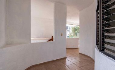 Local COMERCIAL en Guadalupe con Infraestructura para Cámara Fría (1 Cuarto Aislado). Ideal Florería/Farmacia. Uso de suelo Comercial.