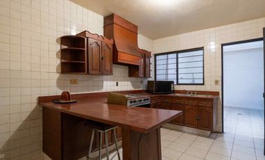 Local COMERCIAL en Guadalupe con Infraestructura para Cámara Fría (1 Cuarto Aislado). Ideal Florería/Farmacia. Uso de suelo Comercial.