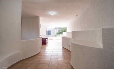 Local COMERCIAL en Guadalupe con Infraestructura para Cámara Fría (1 Cuarto Aislado). Ideal Florería/Farmacia. Uso de suelo Comercial.