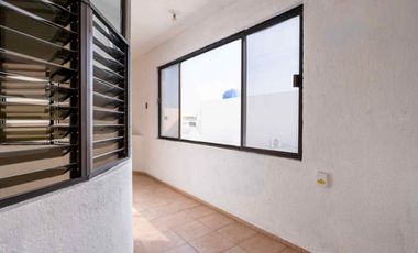 Local COMERCIAL en Guadalupe con Infraestructura para Cámara Fría (1 Cuarto Aislado). Ideal Florería/Farmacia. Uso de suelo Comercial.