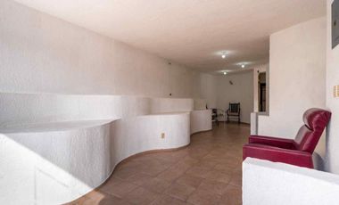 Local COMERCIAL en Guadalupe con Infraestructura para Cámara Fría (1 Cuarto Aislado). Ideal Florería/Farmacia. Uso de suelo Comercial.