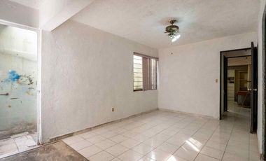 Local COMERCIAL en Guadalupe con Infraestructura para Cámara Fría (1 Cuarto Aislado). Ideal Florería/Farmacia. Uso de suelo Comercial.