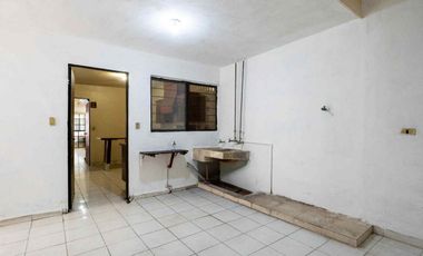 Local COMERCIAL en Guadalupe con Infraestructura para Cámara Fría (1 Cuarto Aislado). Ideal Florería/Farmacia. Uso de suelo Comercial.