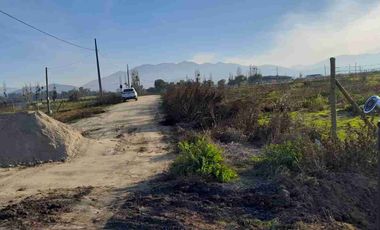 Parcela plana  excelente conectividad con red de agua y luz en Maria Pinto Melipilla Chile.