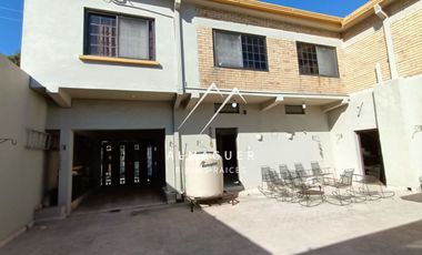 Casa en renta en Centro de Guadalupe, en esquina, ideal para oficina o negocio.