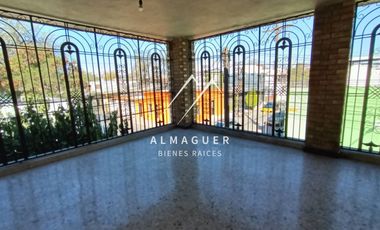 Casa en renta en Centro de Guadalupe, en esquina, ideal para oficina o negocio.