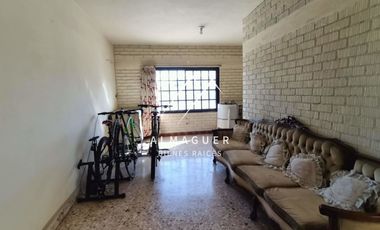 Casa en renta en Centro de Guadalupe, en esquina, ideal para oficina o negocio.