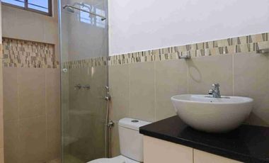 VENDO CASA CON PISCINA DENTRO DE URBANIZACIÓN.