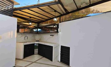 VENDO CASA CON PISCINA DENTRO DE URBANIZACIÓN.