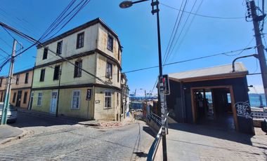 Venta casona con vista al mar para inversión en sector puerto Valparaíso