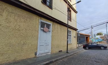 Venta casona con vista al mar para inversión en sector puerto Valparaíso