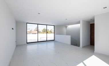 CASA EN VENTA CON 3 RECÁMARAS EN LOMAS DE ANGELÓPOLIS 2