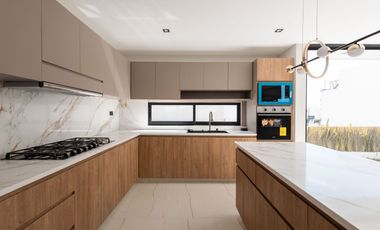 CASA EN VENTA CON 3 RECÁMARAS EN LOMAS DE ANGELÓPOLIS 2