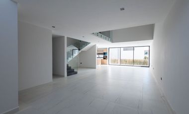 CASA EN VENTA CON 3 RECÁMARAS EN LOMAS DE ANGELÓPOLIS 2