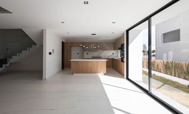 CASA EN VENTA CON 3 RECÁMARAS EN LOMAS DE ANGELÓPOLIS 2