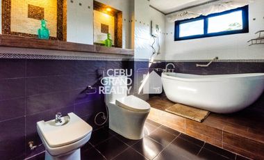 Cozy Two-Story Home with Scenic Views and Swimming Pool in Amara