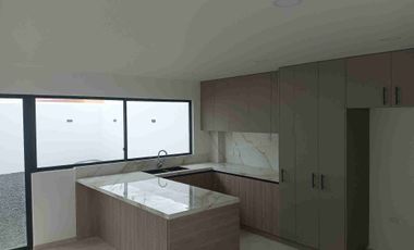 VENDO HERMOSA CASA INDEPENDIENTE CON AMPLIO PATIO POSTERIOR