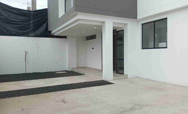 VENDO HERMOSA CASA INDEPENDIENTE CON AMPLIO PATIO POSTERIOR