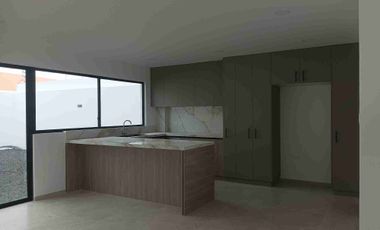 VENDO HERMOSA CASA INDEPENDIENTE CON AMPLIO PATIO POSTERIOR